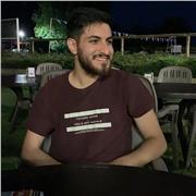 Ragazzo di 22 anni. Studio e lavoro. Studio inglese da quando sono piccolo ovviamente a scuola. Ho vissuto e lavorato a Londra e li ho lavorato e fatto un corso di inglese. Sono ottimo per ripetizioni per bambini delle elementari e ragazzi delle medie o p